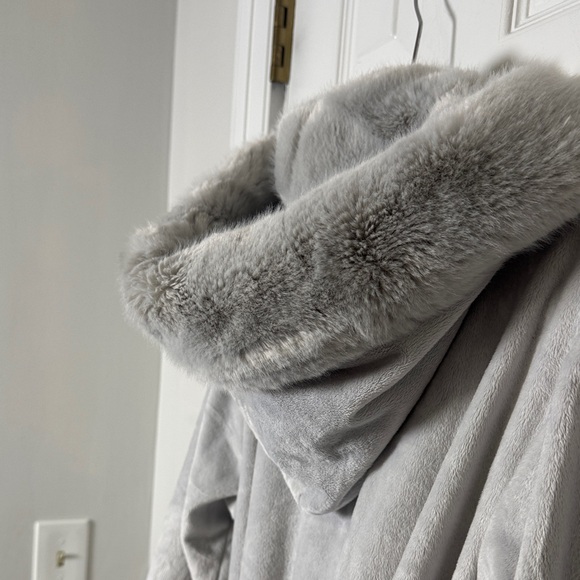 Pottery Barn Faux Fur Trim Hooded Robe Gray Plush Luxury Spa Gift Medium - Picture 9 of 10